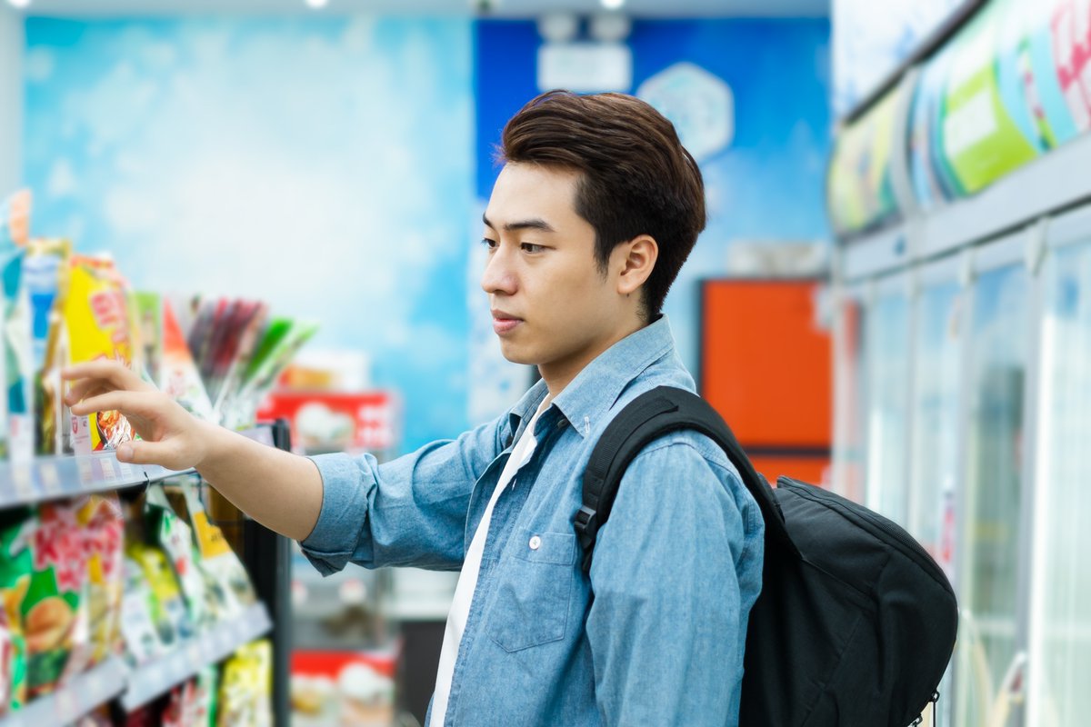 Younger consumers are quietly redefining food culture. For example, 17% of Gen Z occasions now come from convenience stores, up 6% in just one year. This shift to on-the-go, emotionally driven eating defies traditional routines. More insights: ow.ly/ob7y50W4hZe