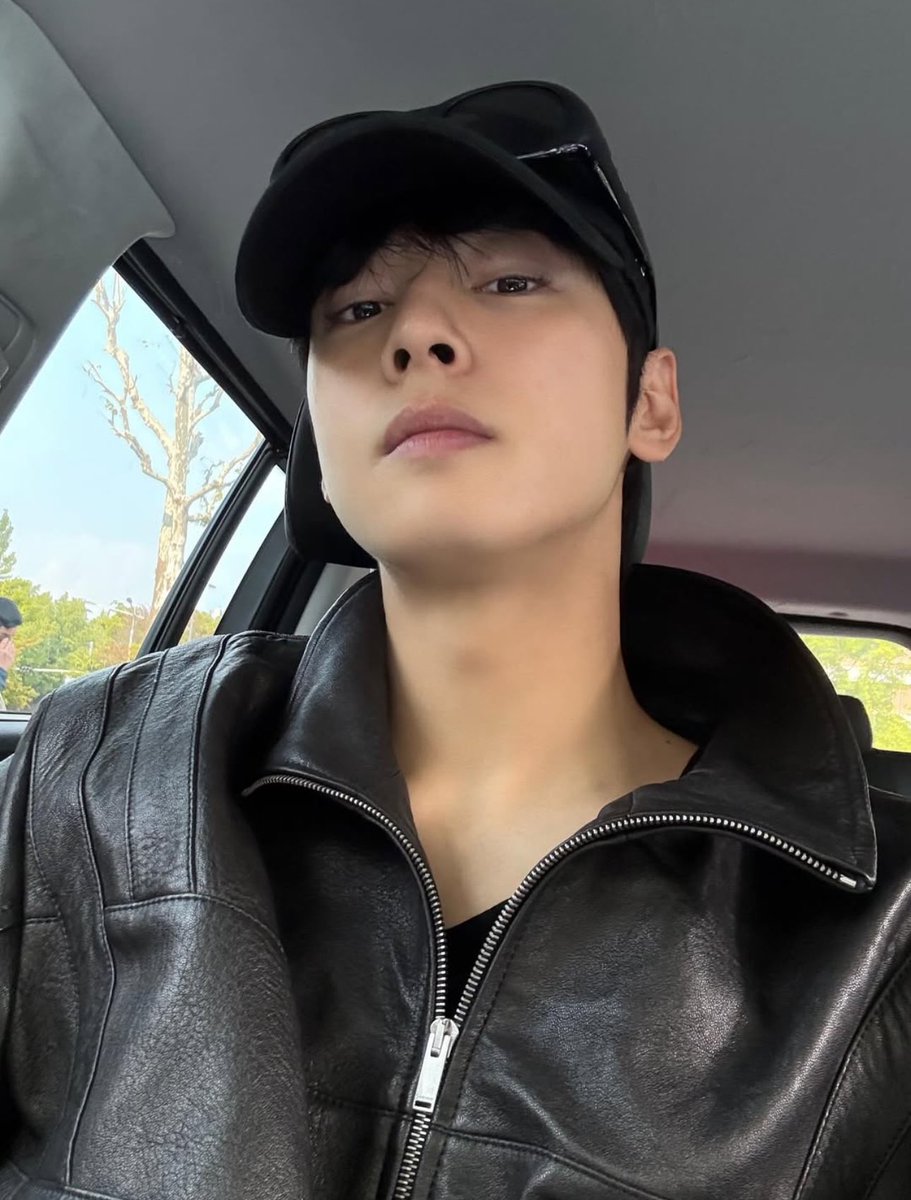 Eunwoo is spoiling us today!