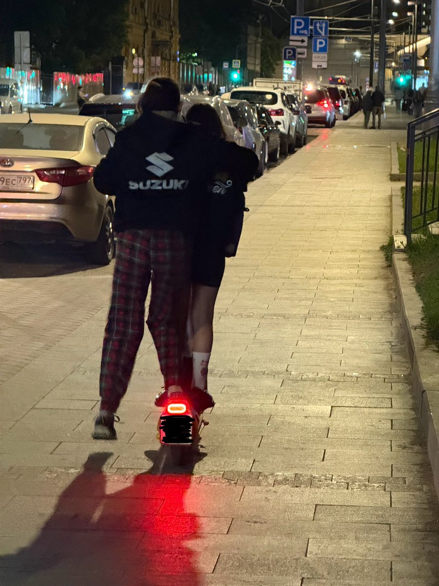 Странный эффект. Я бы, может, репортнул о чудаках, которые едут на самокате вдвоем (и угрожают этим не только себе). Но. За это положен штраф 100к. И в самом деле штрафуют. Поэтому я скажу: «контора пидорасов» — и пойду дальше