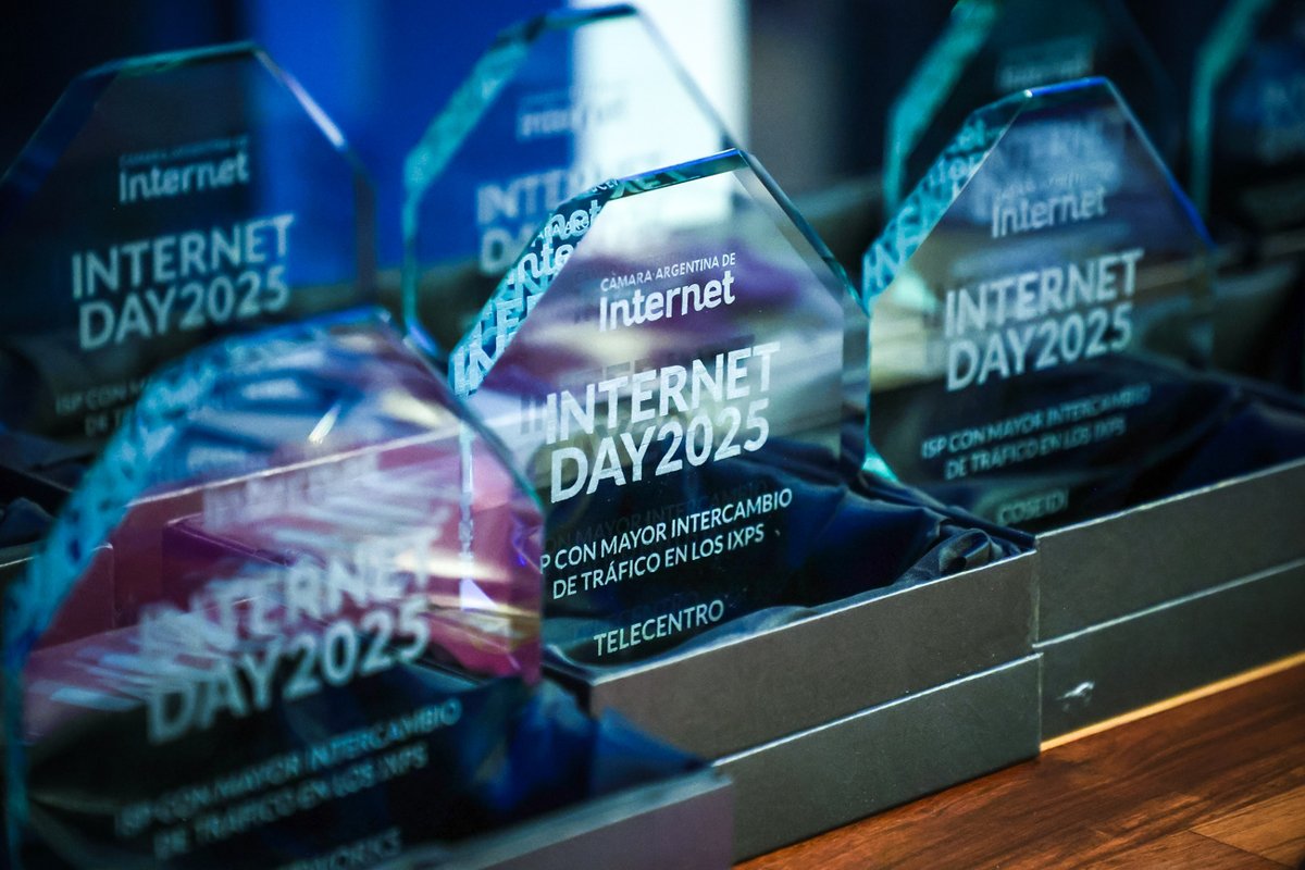 CabaseAr's tweet image. 🏅 #ReconocimientosCABASE | #InternetDay2025
Hoy celebramos a quienes lideraron 3 áreas clave del ecosistema digital 🇦🇷:
1️⃣ Streaming en #HubDeContenidos
2️⃣ #PortabilidadFija
3️⃣ Tráfico en #IXPs

🧵👇 Hilo con los ganadores de cada categoría.