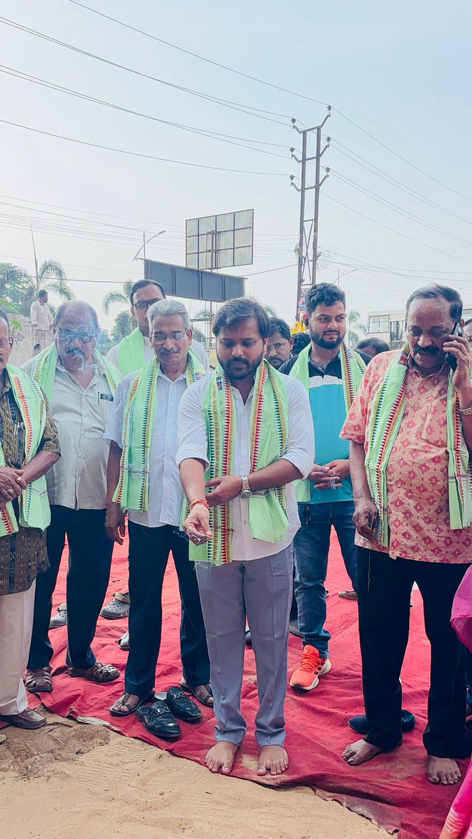 BiswalSouvic's tweet photo. #ଉନ୍ନତି_ପଥେ_ଚୌଦ୍ଵାର_କଟକ
ଆଜି କଟକ ମହାନଗର ନିଗମ ଦ୍ବାରା ୩କୋଟି ୯୮ଲକ୍ଷ ଟଙ୍କା ବ୍ୟୟରେ ଯୋବ୍ରା ଠାରେ ହେବାକୁ ଥିବା #Fish_Market ନିର୍ମାଣ କାର୍ଯ୍ୟର ଭିତ୍ତିପ୍ରସ୍ତର ସ୍ଥାପନ।
#DrPravatBiswal
#Choudwar_Cuttack https://t.co/P1p1v2aLQ4