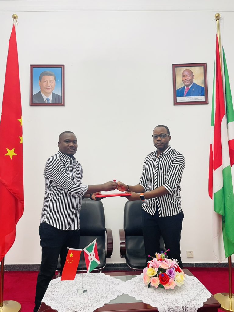 patrickmushitsi's tweet photo. Today concludes my tenure as President of the Burundian Diaspora in China. My sincere thanks to the burundian community in China and @Ambbubeij for the collaboration. Wishing the incoming leadership every success. #Burundi #China #diaspora @AShingiro @SamNdayiragije @MAEBurundi https://t.co/UzYPjp7v1y