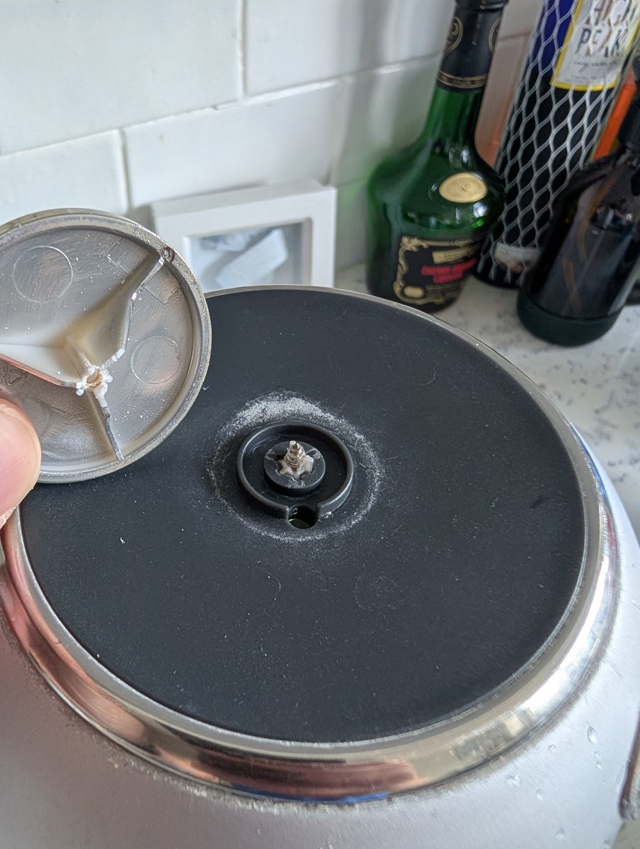 tingtangtom's tweet photo. @brevilleUK  do you do replacements. The kettle is fine but the lid has sheared off. Any advice? https://t.co/rvdO1teuo3