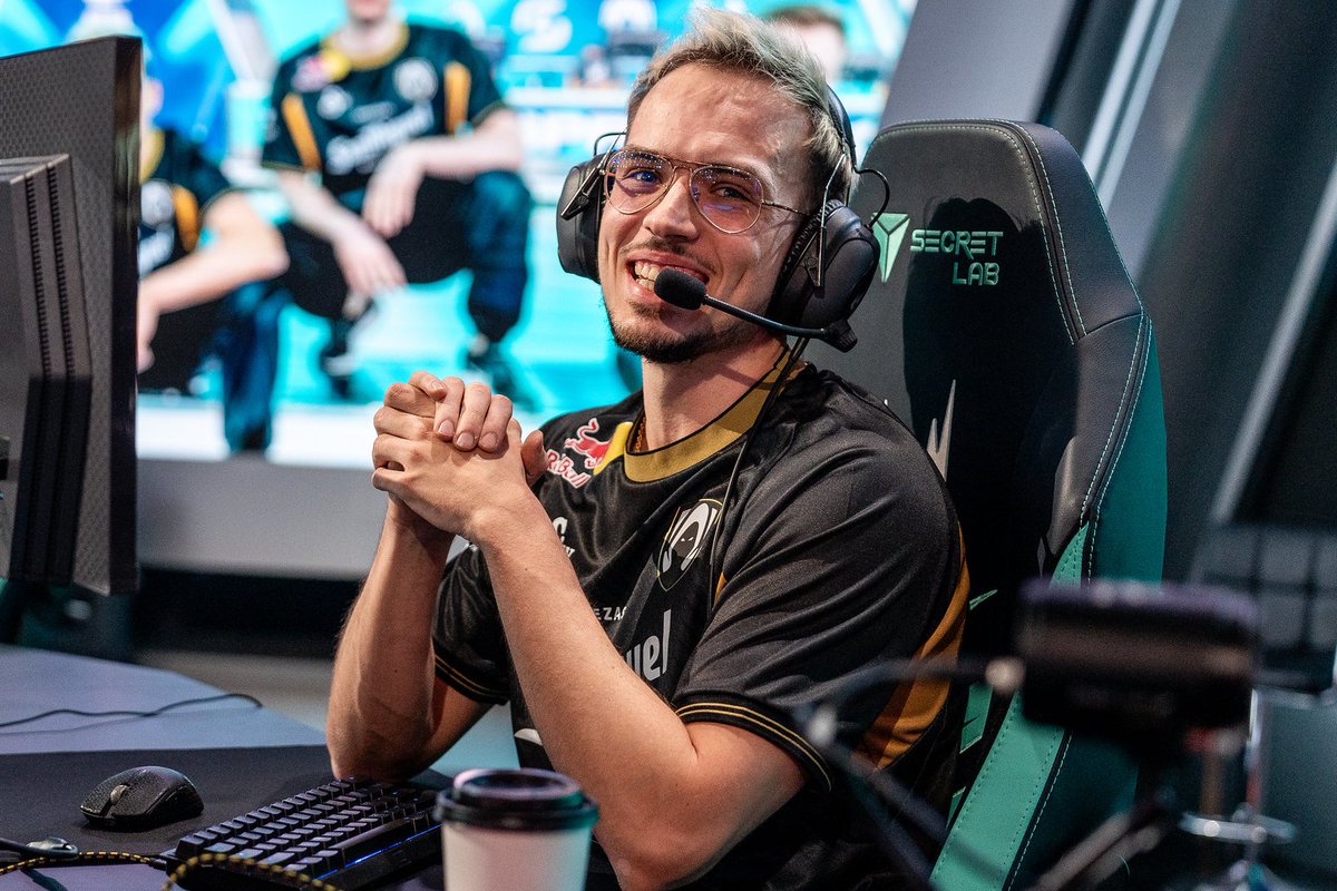Zwyrooo's tweet image. It was such a nice break but its time to win again
If anyone is looking for midlaner/content creator/ water  bringer/ mental coach/ gym lifter 
Preferably: LVP/ LFL
Contact: @DarthYellow_lol 
References: @Naruterador 
Appreciate every like/rt