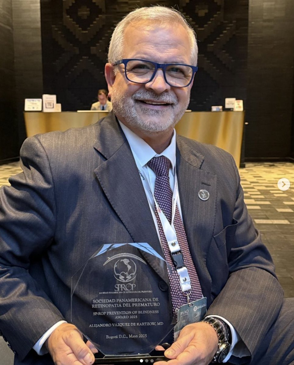 ¡Felicitaciones! 🎊 🥳 el Dr Alejandro Vázquez De Kartzow, médico oftalmólogo de Viña del Mar, recibió el premio a la prevención de la ceguera por retinopatía del prematuro, en América Latina 🧡en el XXXVI Congreso Panamericano de Oftalmología, en Bogotá, Colombia