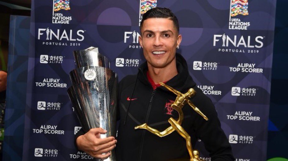 فوز رونالدو ببطولة قارية جديدة مع المنتخب وهو في سن الأربعين، وتصدره قائمة الهدافين، سيكون:
•الإنجاز الأشد إلهامًا
•الأكثر تحديًا لقوانين المنطق والزمن
•والأقوى تأثيرًا في مسيرته
أن تُتوج وأنت في الأربعين؟ عظيم
لكن أن تتوَّج وأنت الهداف؟ هنا ننتقل إلى شيء خارِق للواقع.