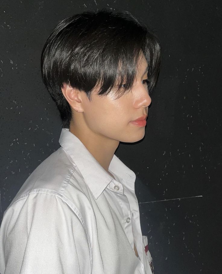 ในโรงเรียนแห่งนี้ มีเรื่องที่ถูกเล่าขานจากรุ่นสู่รุ่นว่า ห้องเรียนชั้นม.6/2 มีจำนวนนักเรียน 32 คน แต่โต๊ะมีทั้งหมด 33 ตัว เหตุเพราะต้อวบูชายันบางสิ่งบางอย่างที่มองไม่เห็น....

"ไร้สาระ มึงเชื่อหรือไงน่าน"
"เอ้าไอเหี้ยต้น เขาล่ามาทุกปีแล้งแม่งมีทุกปีไม่เชื่อก็ลองไปดูดิ