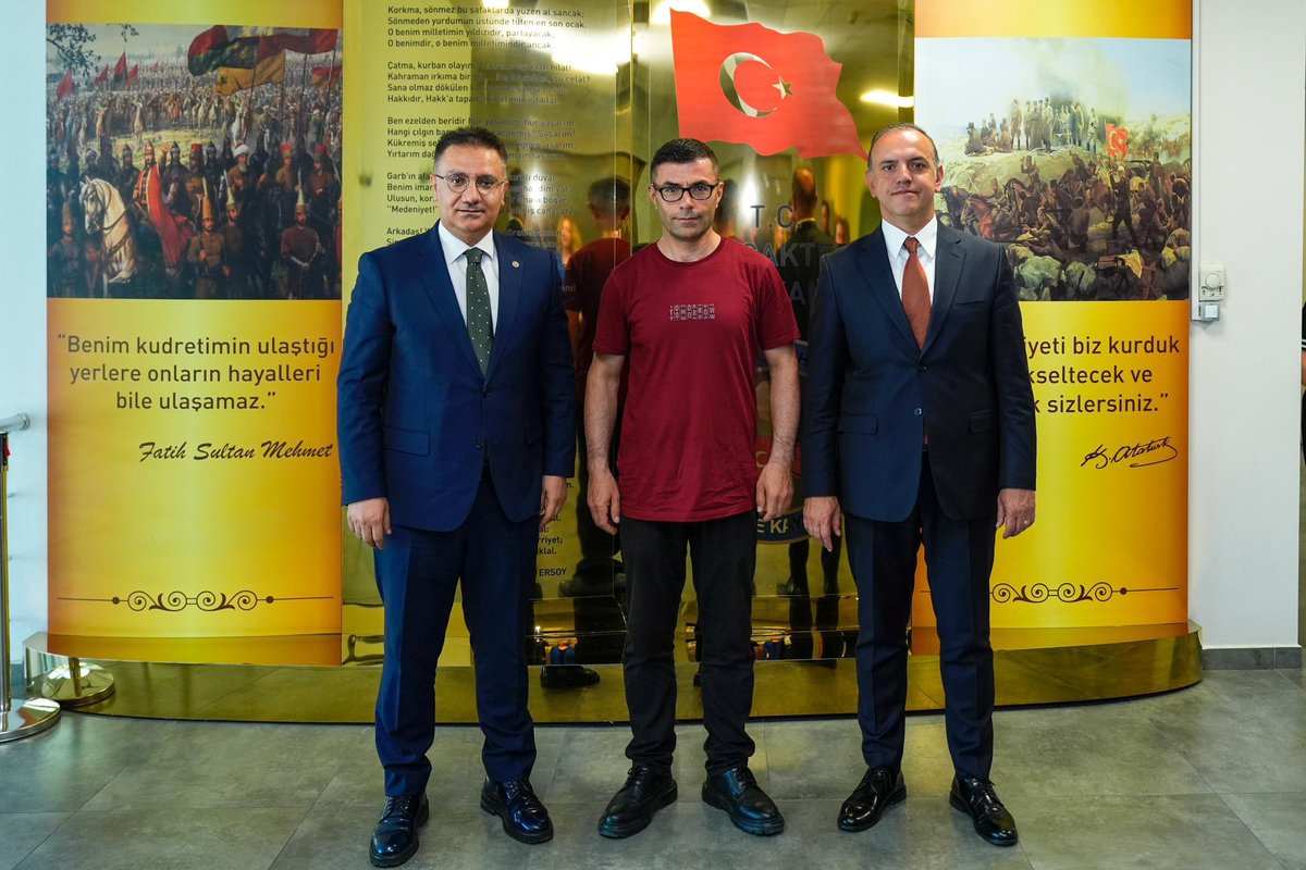 Belediye Başkanımız Sayın Alper Yeğin, Kaymakamlık Binası'nda düzenlenen bayramlaşma programında Sancaktepe Kaymakamımız Sayın Naif Yavuz ile ilçemizde görevli birim amirleri, belediye başkan yardımcıları, meclis üyeleri, mahalle muhtarları ve kaymakamlık personelleriyle