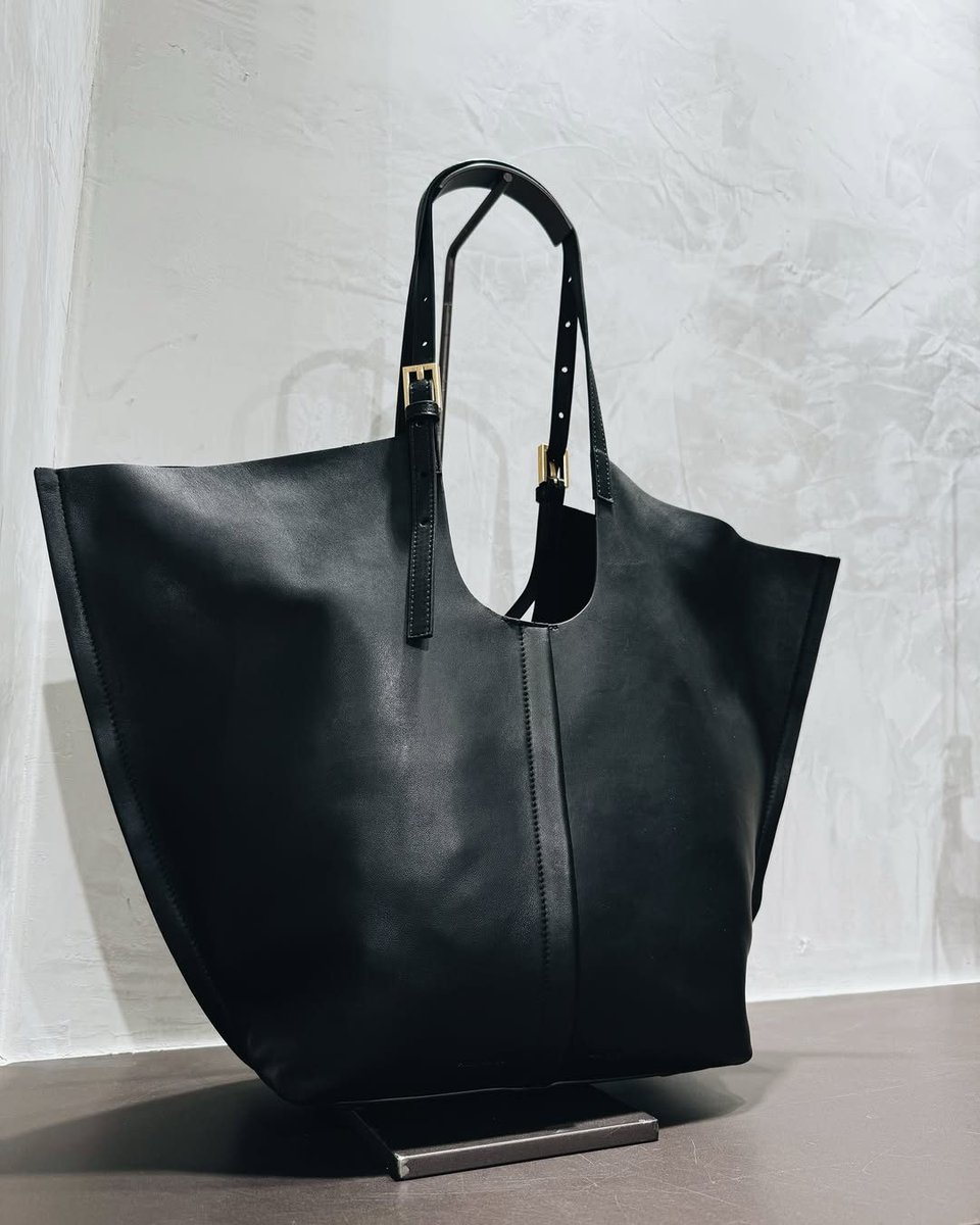 Will fit the essentials. Will fit everything else too. 

The Ara Bag.

bit.ly/43rHqrJ?utm_so…