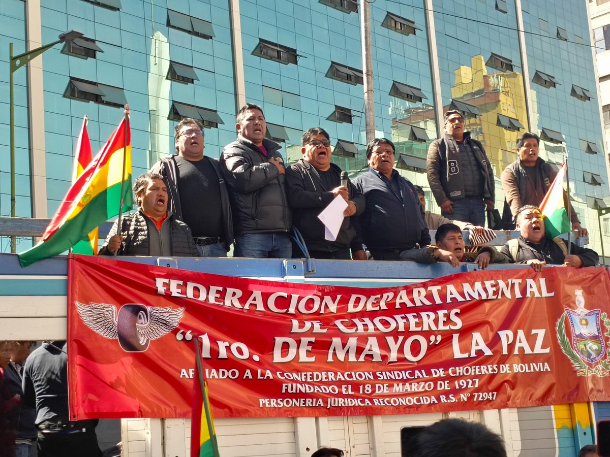 ArminCopa's tweet image. #deÚltimo
Choferes de #LaPaz determinan dejar de pagar peajes desde el lunes e ingresar a una huelga de hambre indefinida hasta la renuncia del Ministro de Hidrocarburos y el presidente de @YPFB_corp. Exigen congelar créditos bancarios y eliminar la restricción vehicular