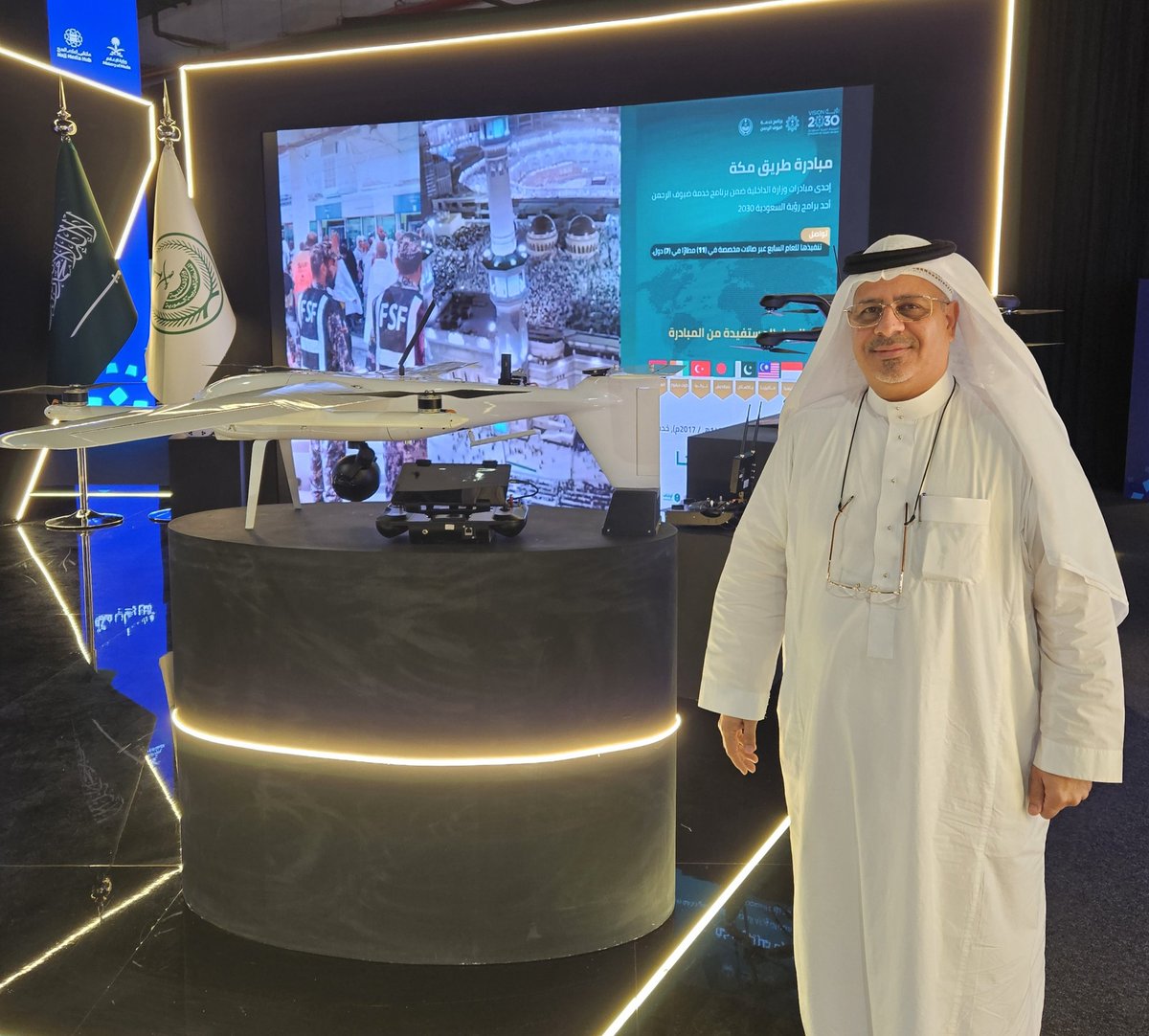 نموذج لطائرات الدرون التي تستخدم لاول مرة بضبط المخالفين لانظمة وتعليمات الحج بجميع الطرق المؤدية للمشاعر المقدسة التي تشمل الطرق الوعرة حيث تعرض بجناح وزارة الداخلية. ..ونجاح مميز لحملة لا حج بلا تصريح مع وصول الحجاج لمشعر منى
#لا_حج_بلا_تصريح 
#الحج_1446هـ