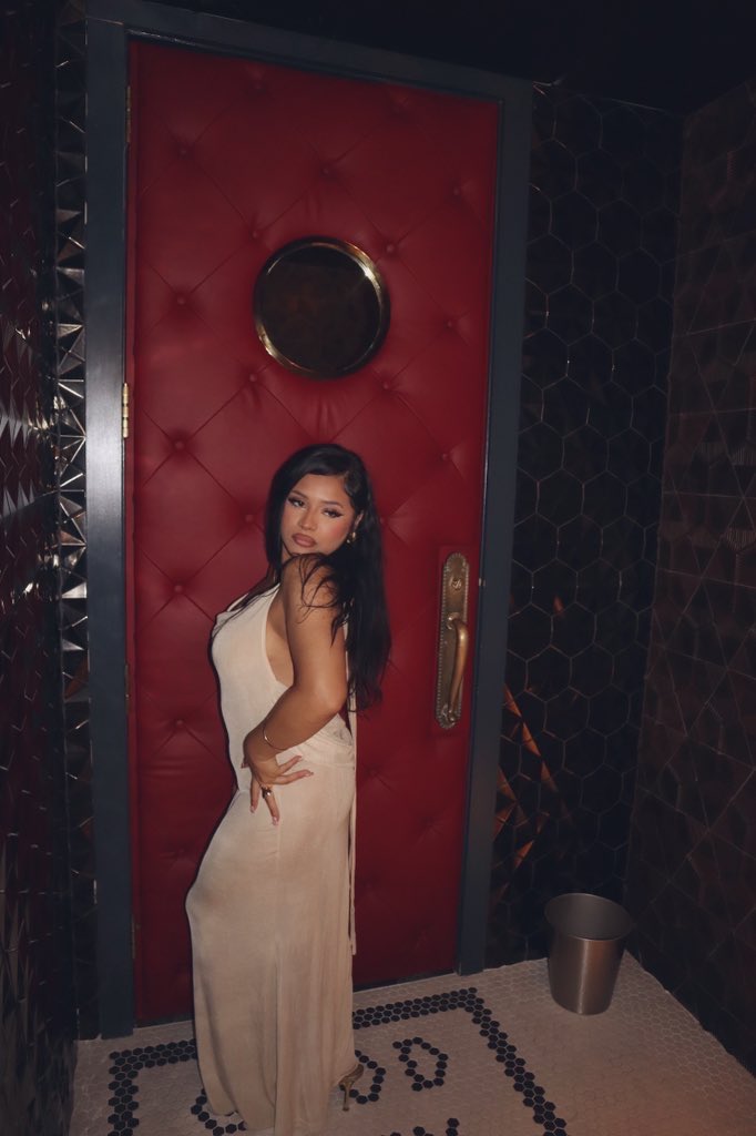 _aphroditeg's tweet photo. take me to a jazz bar any week pls https://t.co/8V1KLY7kTL