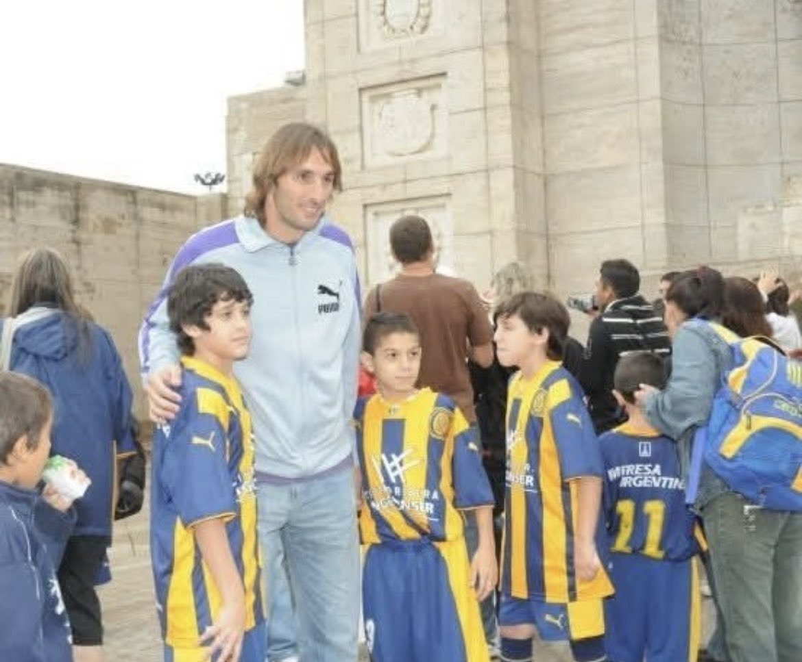 A la derecha de Schiavi, jugador de ñuls en ese momento, un joven Lovera lo abraza , si hubiesemos seguido el ejemplo de los coordinadores de ñuls, no habriamos ganado el titulo en 2023.