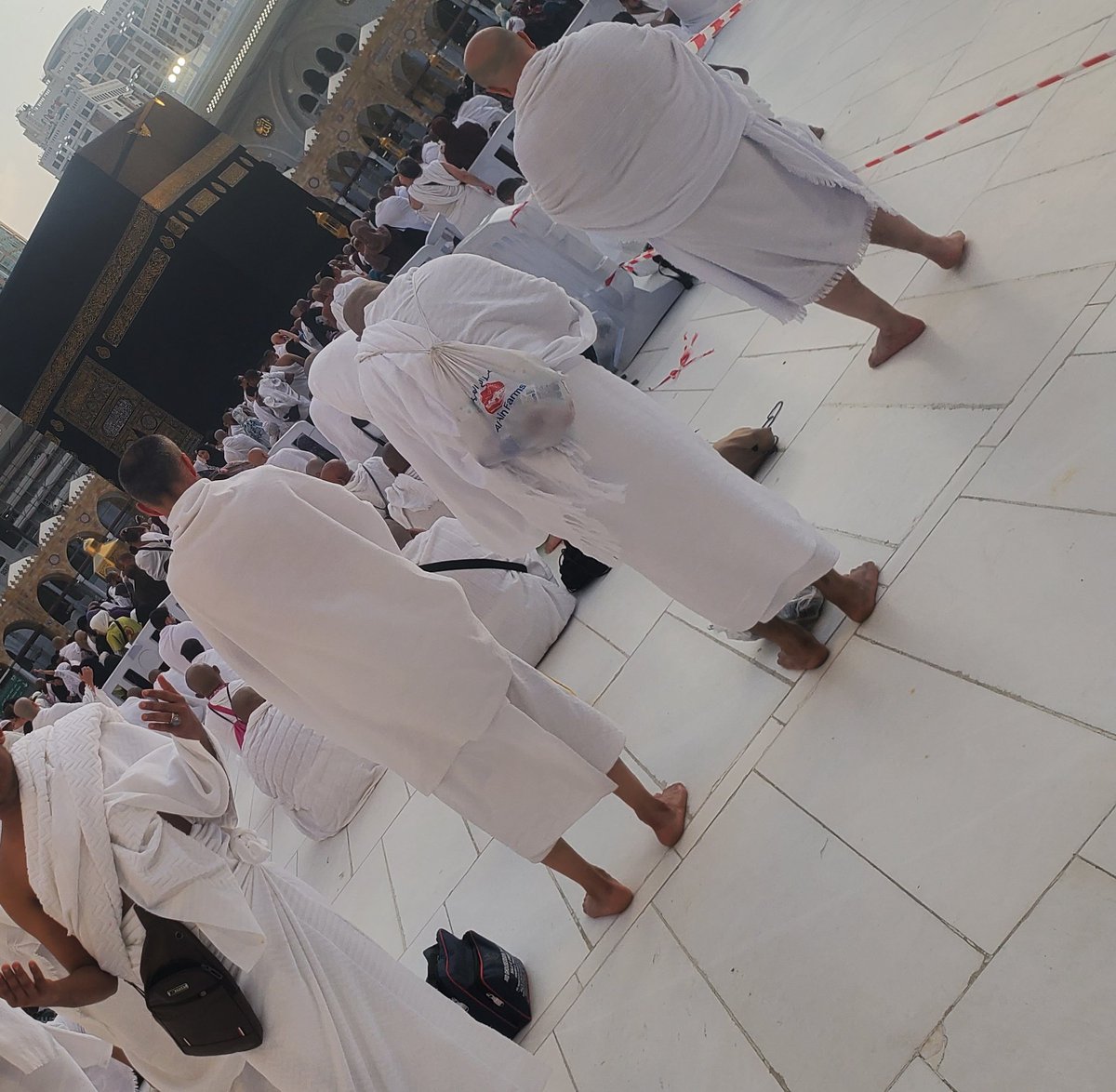 ArabicWhales's tweet photo. لبيّكَ ربيَ وَالأمِاني بينَ يديكَ 
لبيّكَ مَا شقَى قَلباً لجأَ إليك
لبيّكَ وَالثقلانُ وَالدُنيا تُلّبي 
لبيّكَ ربُّ العَالمين وَأنتَ يَا اللهُ ربِيّ
لبيّكَ ربيّ وَإن لم أكُن بينَ الحجيجُ مُلبيّاً

الصورة من عمرتي السابقة لبيت الله الحرام 
اسال الله ان يرزقنا واياكم الحج https://t.co/1xZbZQo8j5