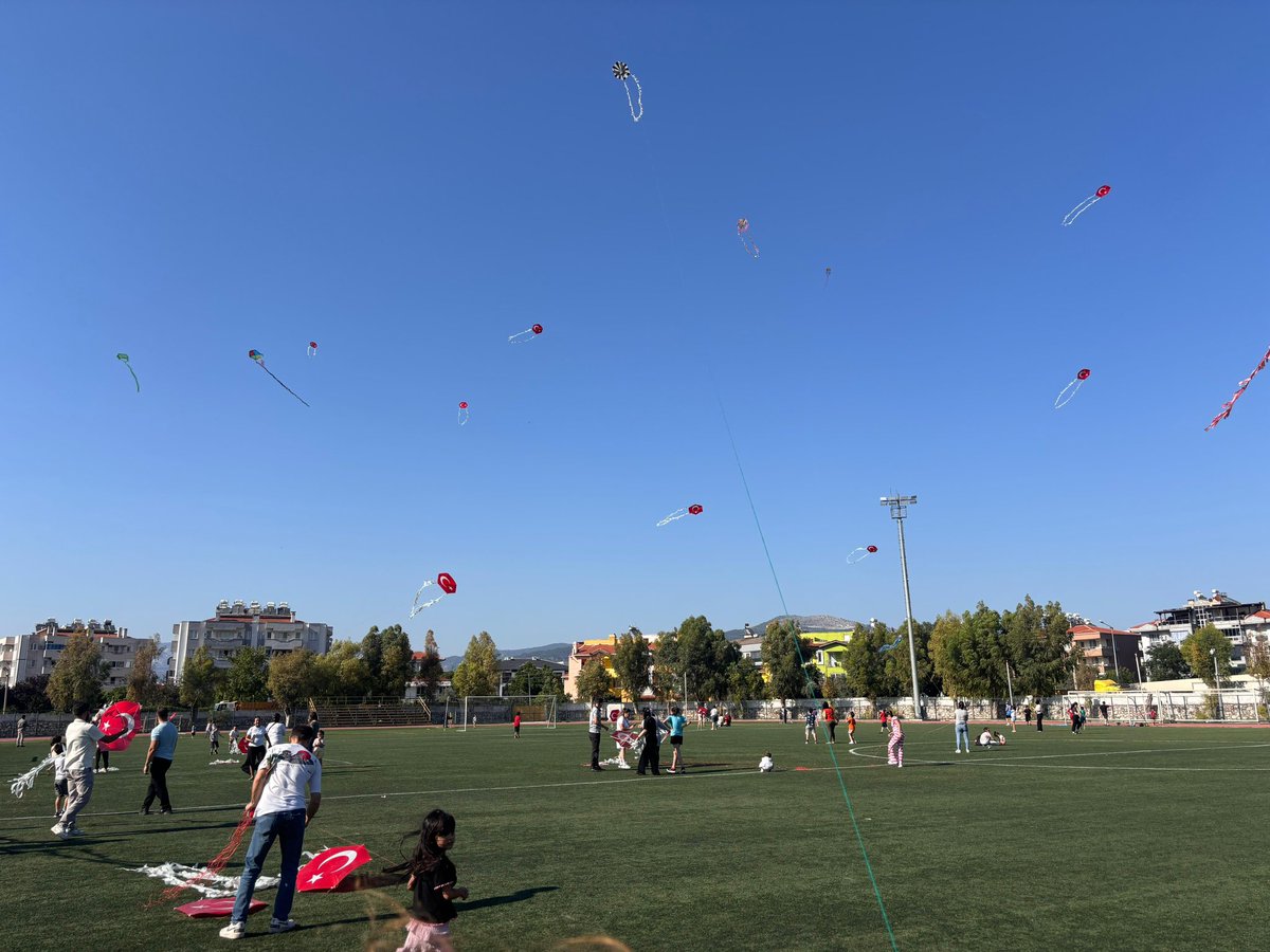 🎉 Bugün uçurtma şenliğimiz muhteşem bir katılımla gerçekleşti. Renkli uçurtmalar gökyüzünü süsledi, güzel anılar biriktirdik. ✨ Herkese katılımları için teşekkürler #UçurtmaŞenliği 🪂😊