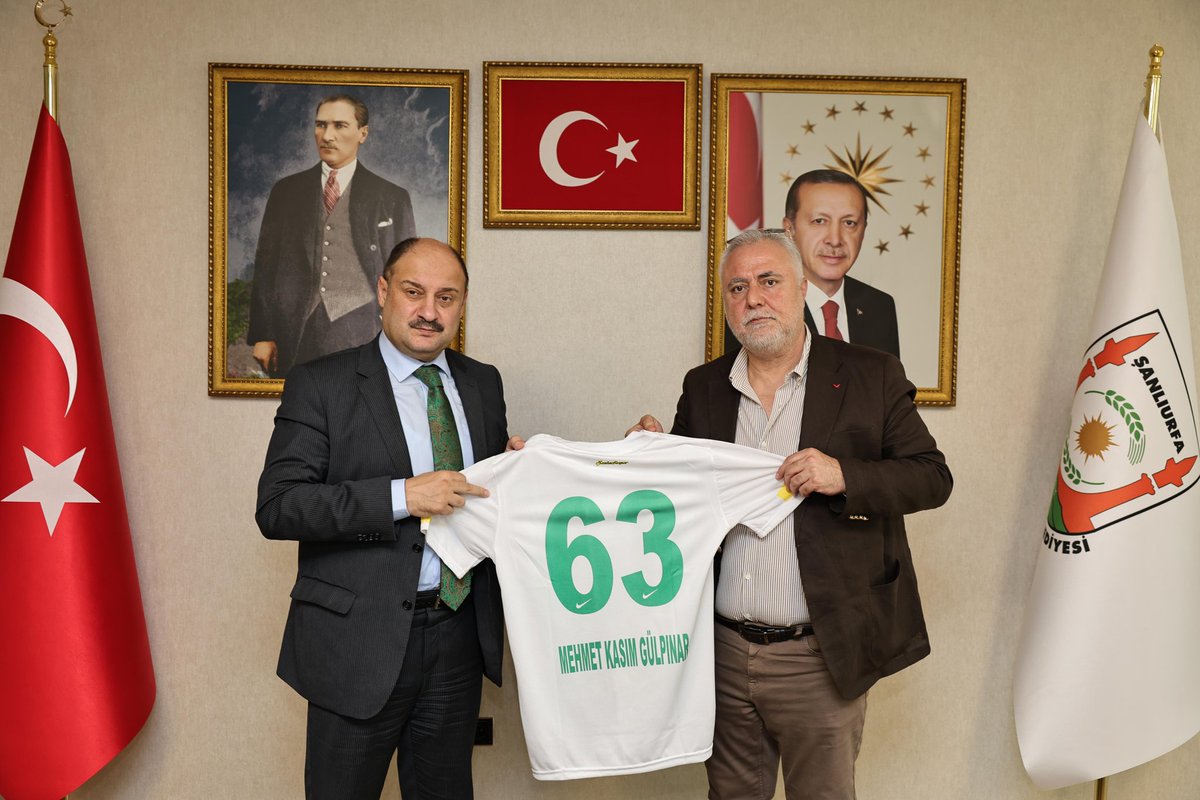 Sanliurfaspor's tweet photo. Şanlıurfaspor Kulübü Başkanımız Mustafa Kemal Saraçoğlu ve beraberindeki yönetim kurulu üyeleri, Şanlıurfa Büyükşehir Belediye Başkanı Sayın Mehmet Kasım Gürpınar’ı makamında ziyaret etti.

Samimi bir ortamda gerçekleşen ziyarette, Şanlıurfaspor’un mevcut durumu, kulübün hedefleri ve Şanlıurfa’da sporun gelişimi üzerine istişarelerde bulunuldu. Kulüp Başkanımız Saraçoğlu, Sayın Gürpınar’a spora ve Şanlıurfaspor’a verdikleri destekten dolayı teşekkürlerini iletti.

Şanlıurfaspor Kulübü olarak, kentimizin marka değerlerinden biri olan kulübümüzün başarısı için yerel yönetimlerle iş birliği içerisinde çalışmaya devam edeceğimizi kamuoyunun bilgisine saygıyla sunarız.