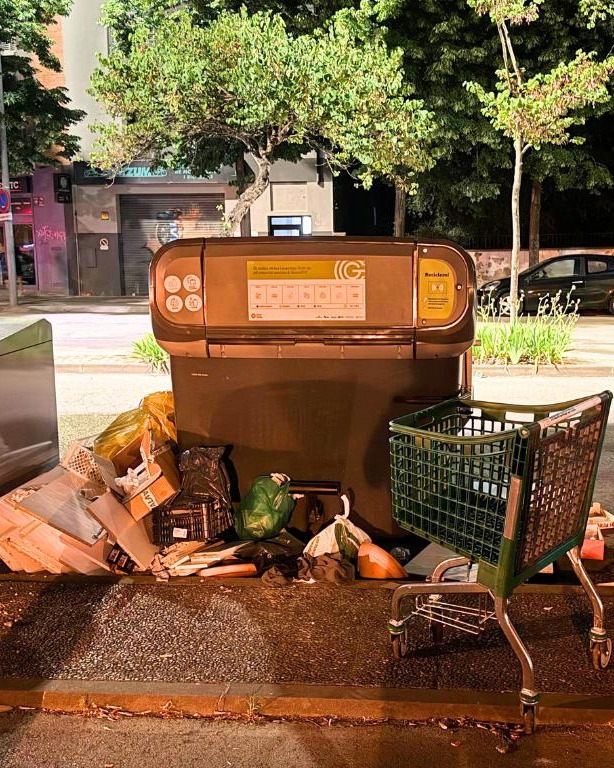 🏙️ A #Girona des de la implantació del nou sistema de recollida de residus, la merda se'ns menja i gran part de l’opinió pública comparteix que “la ciutat està bruta”.

En parlo a l'article d'aquest mes a #ElPuntAvui👇laberta.cat/la-merda-sens-…