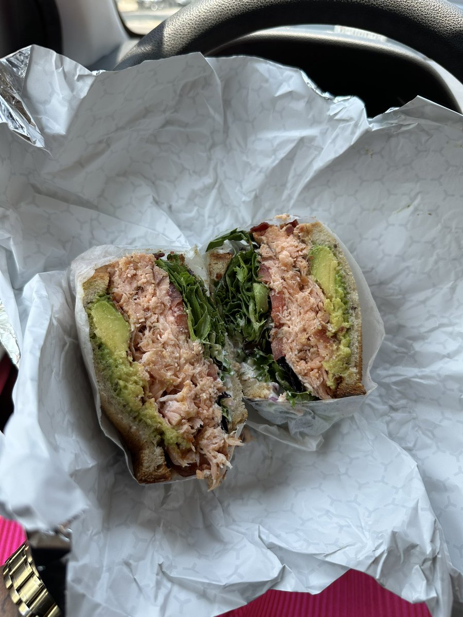 daisaej's tweet photo. the perfect lunch combo. (smoked salmon blt with smoked mussels)
📍 neopol smokery https://t.co/MqKQbwtDJC