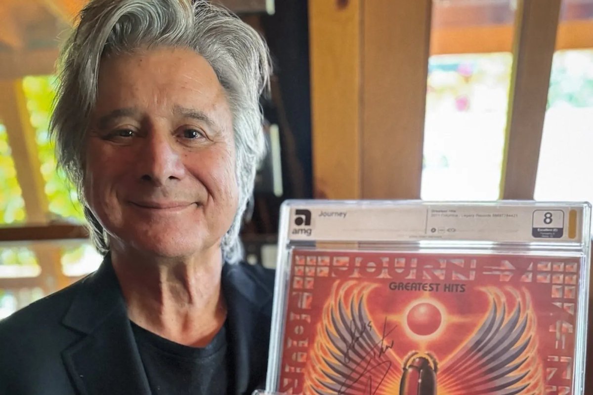 Steve Perry will auction off items from his personal archives — including handwritten Journey lyrics — to raise money for victims of the California wildfires.

More: rollingstone.com/music/music-ne…