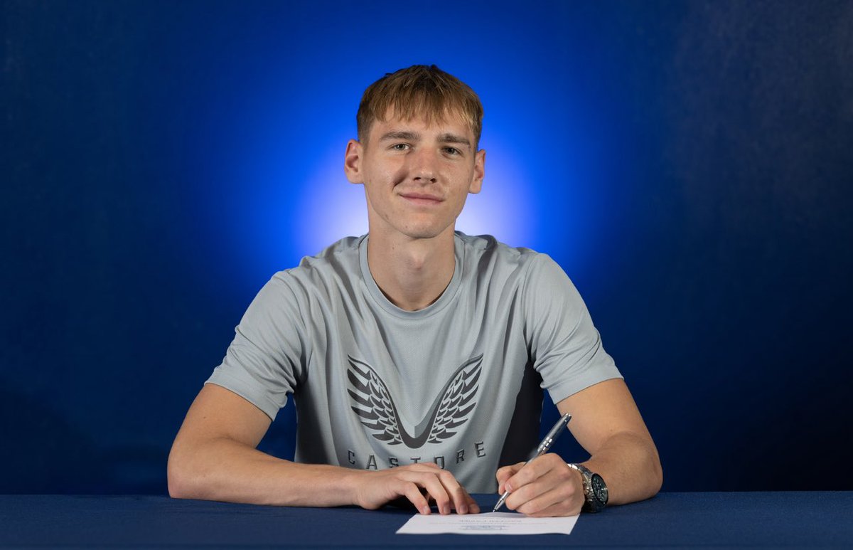 Kacper_Pasiek's tweet photo. Dream come true to sign my professional contract at this club. Thank you to everyone who helped me get here can’t wait to get started. 🤍 https://t.co/F5kTaLTCuz