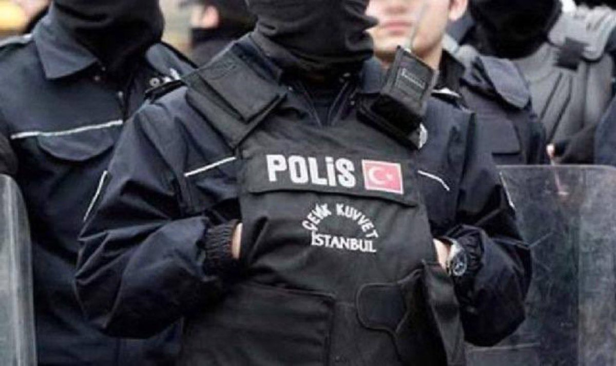 Askerler olarak polisimizin yanındayız.  Haftada en az 60 saat çalışmaya bu ücretler reva görülemez.
Maaşın yarısı kira geri kalan yarısıyla ev geçim derdi gelecek kaygısı faturalar çocuklarının eğitim masraflarını saymıyorum bile. 
Memleketin kahramanı mağdur.
#PoliseSeyyanenZam