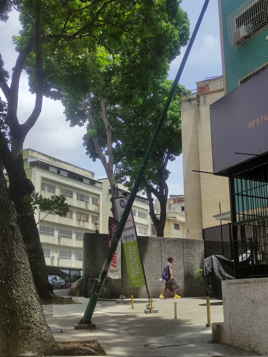 Buenas tardes, el poste que está apunto de caer se encuentra en la Av. Cervantes Edf. Soto (antiguo local Malajunta) #ColinasDeBelloMonte #4Jun 
<a href="/AlcaldiaBaruta/">Alcaldía de Baruta</a> <a href="/darwingonzalezp/">Darwin González</a> <a href="/CorpoelecInfo/">Corpoelec Informa</a> <a href="/PoliBaruta/">Policía de Baruta</a>
<a href="/Baruta_PC/">Protección Civil Baruta</a>