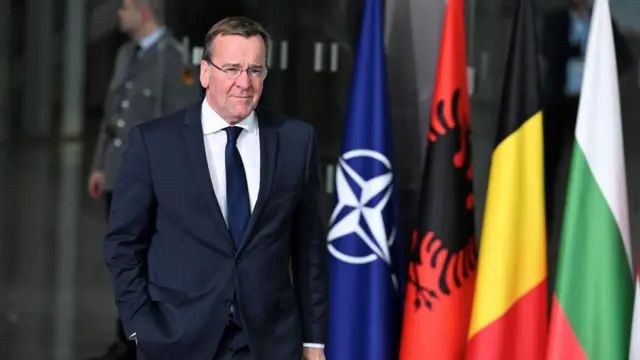 🔹️Savunma Bakanı Boris Pistorius'un gönüllü sisteme dayalı yeni bir askerlik modeli planladıklarını, ancak gönüllü bulunamazsa zorunlu askerliği geri getireceklerini açıkladığı bildiriliyor. 

🔹️2026'da yürürlüğe girmesi beklenen yeni askerlik yasasının, Merz hükümetinin