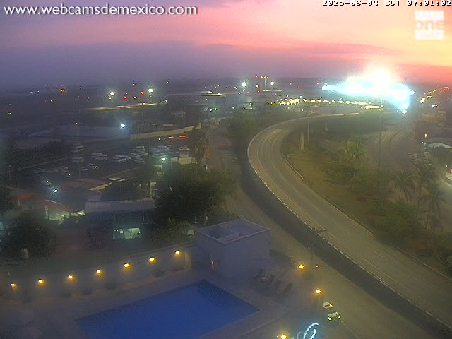 🇲🇽 México al amanecer 🇲🇽

#Bernal, #Querétaro.
Vía <a href="/QroTravel/">Querétaro Turismo</a> 👇🏼
youtube.com/watch?v=H5MR-V… 

#León, #Guanajuato.
Vista desde <a href="/ramadaplazaleon/">Ramada Plaza Leon</a> 👇🏼
webcamsdemexico.com/webcam/leon-ce…

#Pachuca, #Hidalgo.
Vista hacia el norte.
Vía: Alcaldía Pachuca. 👇🏼
webcamsdemexico.com/webcam/pachuca…

#PuertoVallarta,