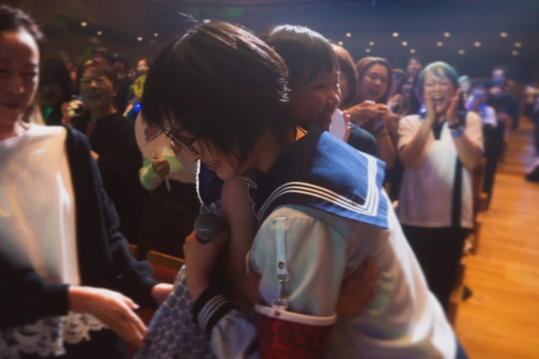 szuuka's tweet photo. suzuka's interactions with kids in the audience are always so soft and cute https://t.co/egpOv3ZnP6