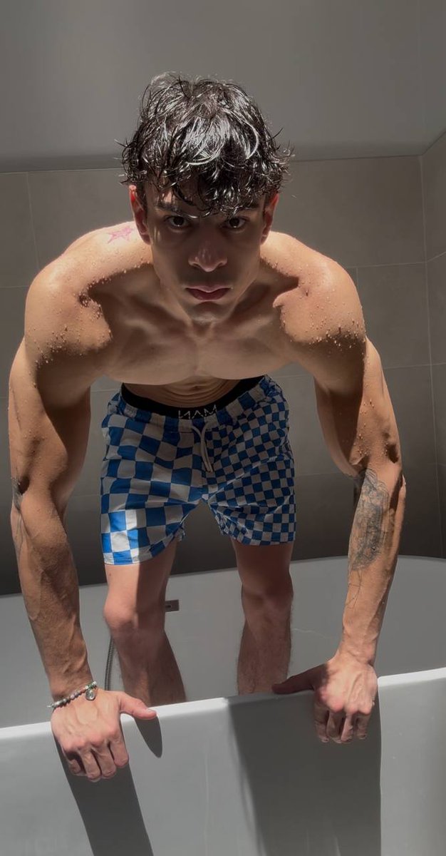 kotei_6CARS's tweet photo. Send 'hi' and I’ll share a shower video with you https://t.co/eutmrZGnPA