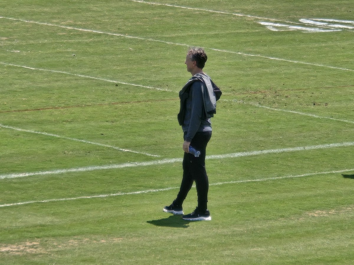 Wizards head coach Brian Keefe out here watching Commanders practice. Chatted up Adam Peters for a bit.