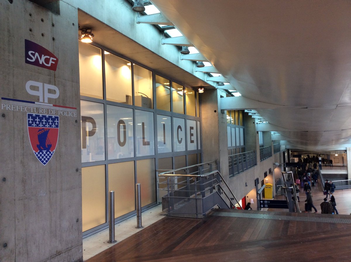 AlertesInfos (@alertesinfos) on Twitter photo 🚨🇫🇷🚔 FLASH – “Je vais revenir avec une kal*sh et tous vous rafaler.”
Un homme fiché “S” pour radicalisation d’extrême droite, suivi par la DGSI, a été interpellé hier à Gare du Nord après avoir proféré des menaces à l’encontre d’agents de la RATP. (<a href="/WilliamMolinie/">William Molinié</a>) 🚨🇫🇷🚔 FLASH – “Je vais revenir avec une kal*sh et tous vous rafaler.”
Un homme fiché “S” pour radicalisation d’extrême droite, suivi par la DGSI, a été interpellé hier à Gare du Nord après avoir proféré des menaces à l’encontre d’agents de la RATP. (<a href="/WilliamMolinie/">William Molinié</a>)