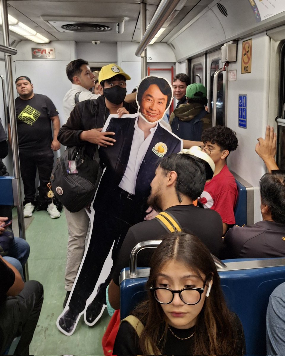 Vuelvo a México y lo primero que veo al subirme al metro es un miyamoto de carton.

Nunca cambies CDMX.
