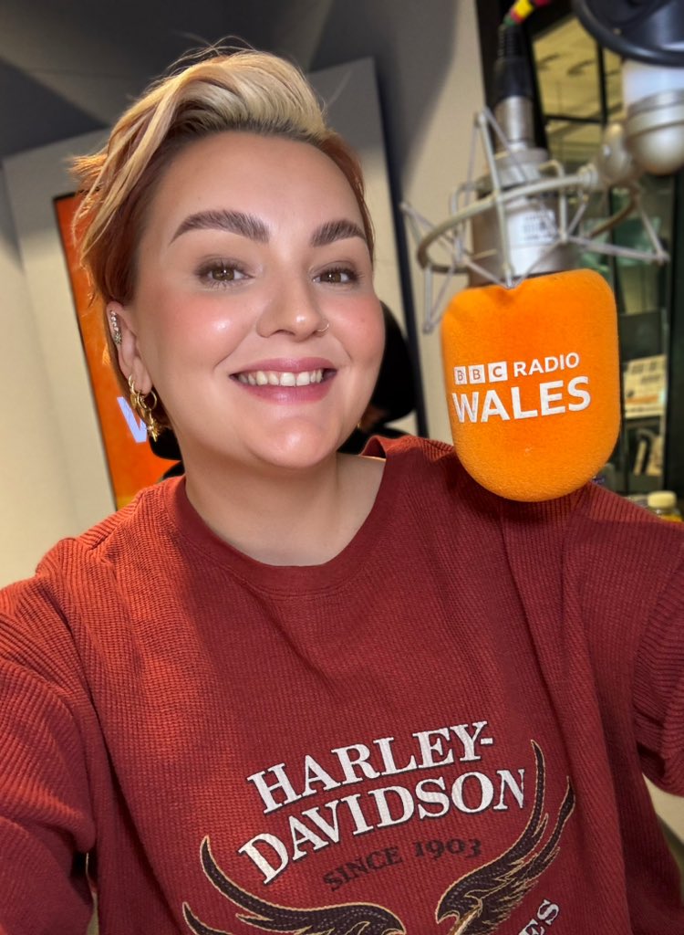 B R O N W E N (@bronwenlewis_) on Twitter photo Happy Wednesday gang! 🤠
Fancy some Country to help you line dance your way towards the weekend? 👀
Well then join me tonight for 3 hours crammed full of my favourite Country tunes! 🧡
Live on <a href="/BBCRadioWales/">BBC Radio Wales</a> and on <a href="/BBCSounds/">BBC Sounds</a> from 7pm! 🕖 Happy Wednesday gang! 🤠
Fancy some Country to help you line dance your way towards the weekend? 👀
Well then join me tonight for 3 hours crammed full of my favourite Country tunes! 🧡
Live on <a href="/BBCRadioWales/">BBC Radio Wales</a> and on <a href="/BBCSounds/">BBC Sounds</a> from 7pm! 🕖
