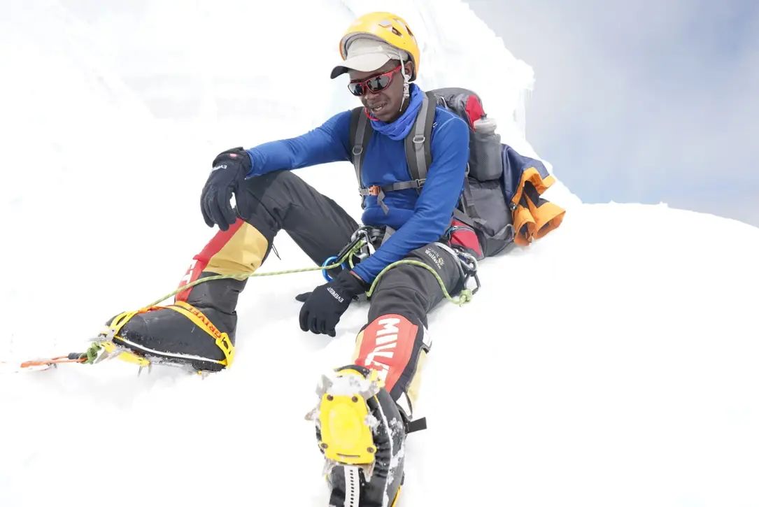 amerix's tweet photo. 1 year ago, we lost him.

Joshua Cheruiyot Kirui died while on a daring mission to reach the summit of Mt Everest without supplementary oxygen.

He slid and fell into a crevasse 48 meters near the summit.

May he continue resting in peace. https://t.co/xyejrypbUQ
