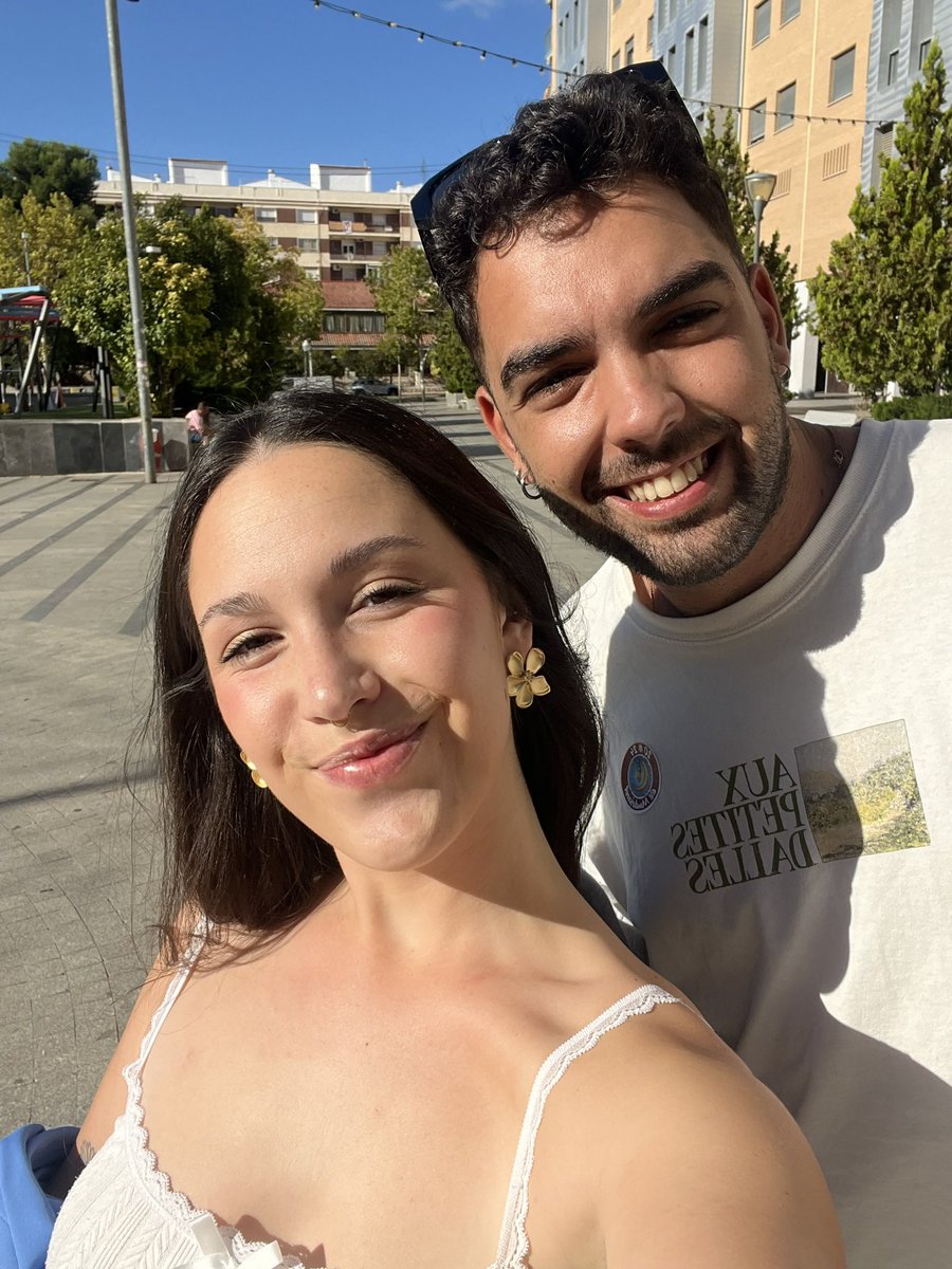 MarinaRomeu1's tweet photo. Holiwwisss! 
Somos Héctor y Marina y estamos buscando 2 compañer@s de piso 👩🏽‍🤝‍👨🏼 en Benimaclet para entrar en Julio
El piso está ambueblado (4 habs, 2 baños y balcón) y tiene muy buena luz☀️
300€ + gastos
Lgtbi friendly 🌈
+info por DM https://t.co/zSNwIcYsEf
