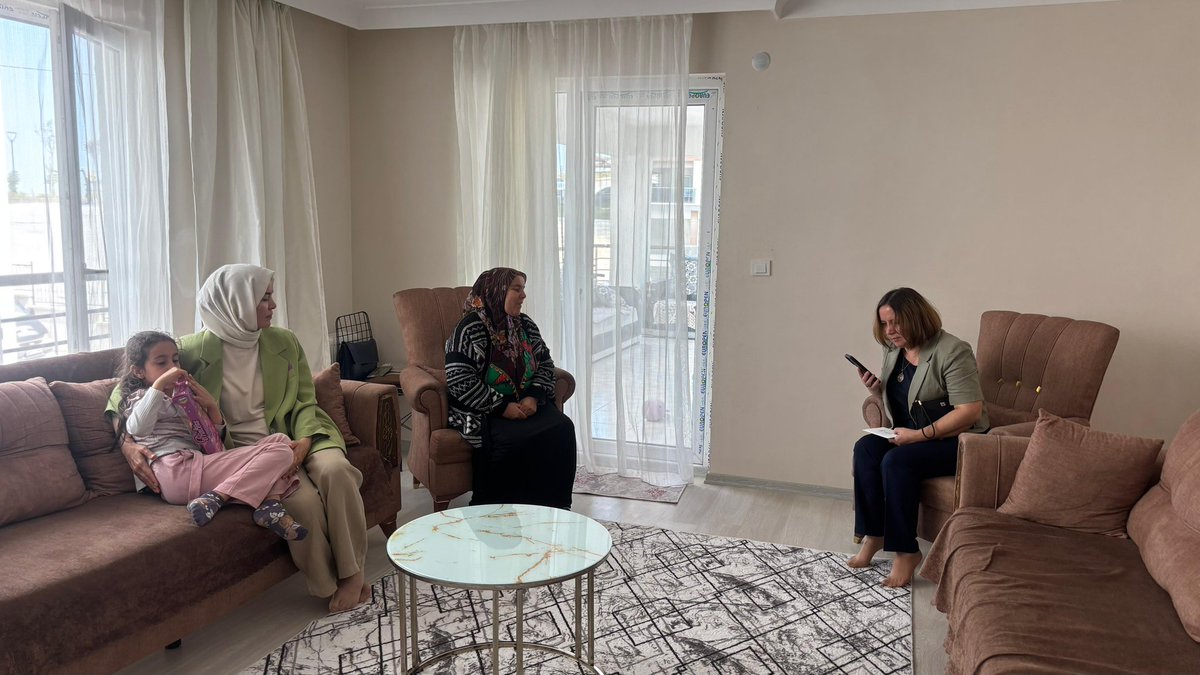 AK Kadın Ankara (@akkadinankara) on Twitter photo 📍Altındağ
İl Kadın Kolları Başkanımız <a href="/akgul_aysel/">Aysel Koçak Akgül</a> ve yönetim kurulu üyelerimiz ,İlçe Kadın Kolları Başkanımız ile birlikte güne Altındağ ilçemizde hemşehrilerimizi ziyaret ederek dertleriyle hemhal olarak başladık.
Evleri ile birlikte bizlere gönül hanelerinin de kapılarını 📍Altındağ
İl Kadın Kolları Başkanımız <a href="/akgul_aysel/">Aysel Koçak Akgül</a> ve yönetim kurulu üyelerimiz ,İlçe Kadın Kolları Başkanımız ile birlikte güne Altındağ ilçemizde hemşehrilerimizi ziyaret ederek dertleriyle hemhal olarak başladık.
Evleri ile birlikte bizlere gönül hanelerinin de kapılarını