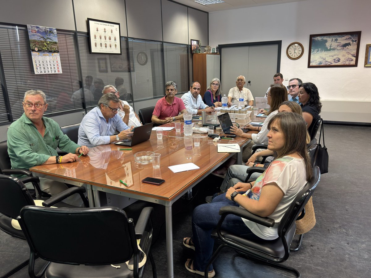 📍La IGP #GarbanzoDeEscacena ha participado en un encuentro del proyecto europeo #BELIS en la Cooperativa Campo de Tejada 🧑‍🌾🌱
👉 Se analizaron mejoras genéticas, selección de semillas y oportunidades del garbanzo en 🇪🇸
🥗 ¡Con degustación final incluida! #