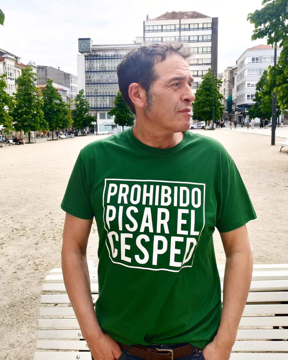 - Estimado Suso, no parece muy estético hablar de cesped en esa enorme caja de cagar los gatos que montasteis en Armas