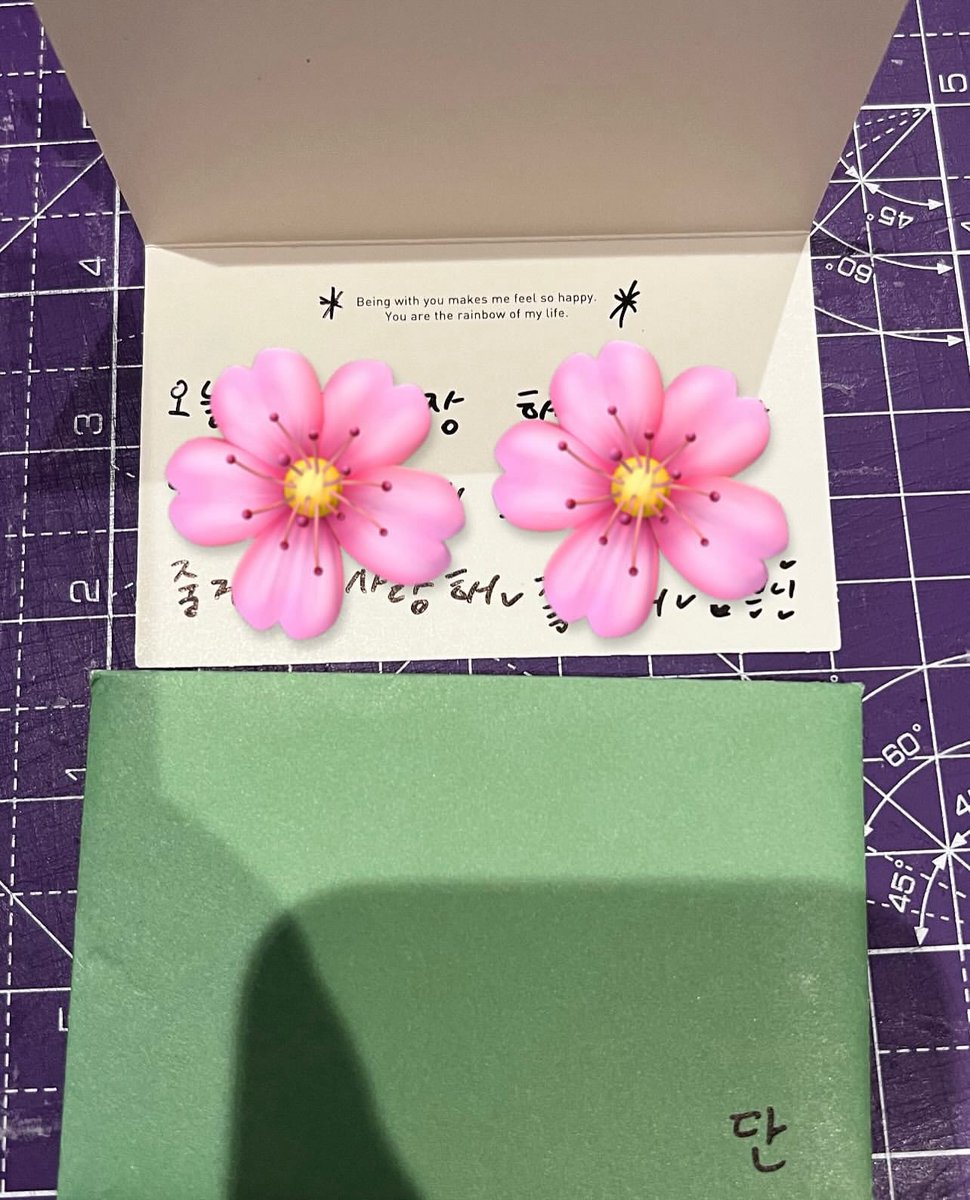 _dani_ok's tweet photo. WTS- HOK6 Everline lucky draw gift benefit- handwritten note by Dann (1 of 7, only one per member was given out) and cherry blossom keyring designed by a member (I don't know which member but l've always presumed Dann as I got his note- 1/14)— £80 + postage. https://t.co/tYxmZpbEee