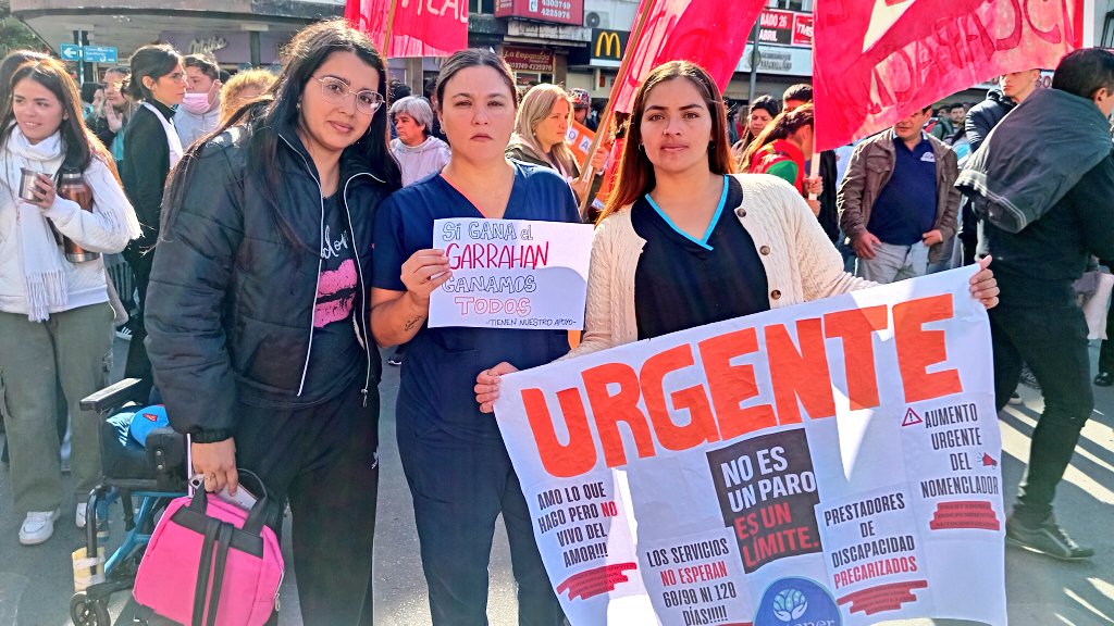 Hoy la plaza Independencia reunió a miles de personas con discapacidad, familiares, prestadores y transportistas reclamando contra el brutal ajuste que el gobierno quiere imponer en toda la salud pública. Frente a la crueldad de arriba, unidad y solidaridad desde abajo.