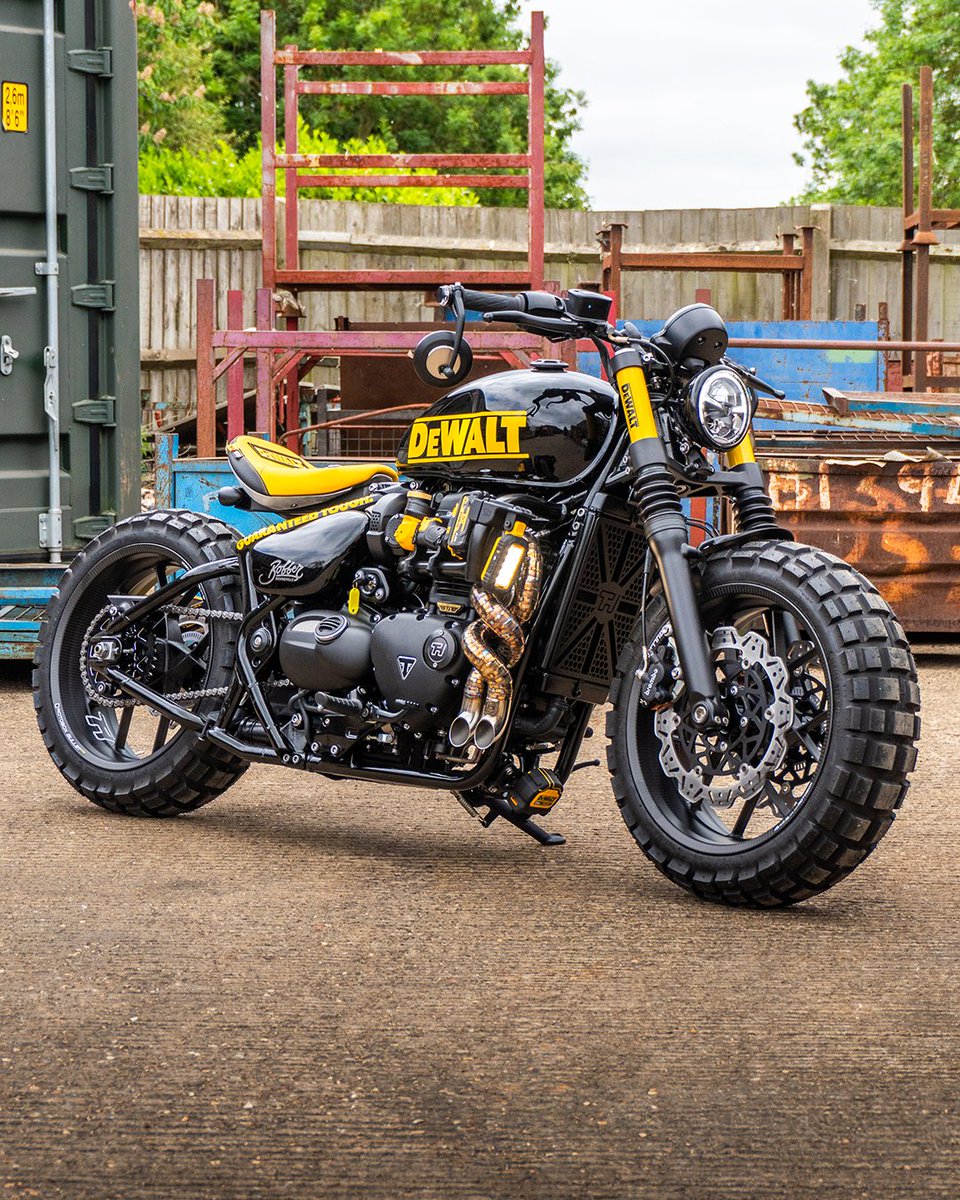 thorntonhundred's tweet image. How many hidden details can you spot on the ultimate all-terrain DEWALT Bobber? Drop your finds in the comments.

Watch the full build video here: bit.ly/4kneA1y 

#thorntonhundredmotorcycles #thorntonhundred #bobber #bespoke #motorcycle #triumph #dewalt