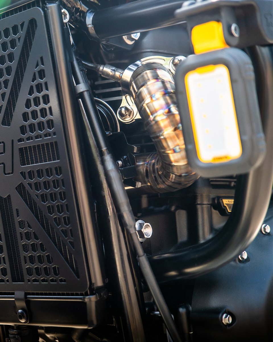 thorntonhundred's tweet image. How many hidden details can you spot on the ultimate all-terrain DEWALT Bobber? Drop your finds in the comments.

Watch the full build video here: bit.ly/4kneA1y 

#thorntonhundredmotorcycles #thorntonhundred #bobber #bespoke #motorcycle #triumph #dewalt