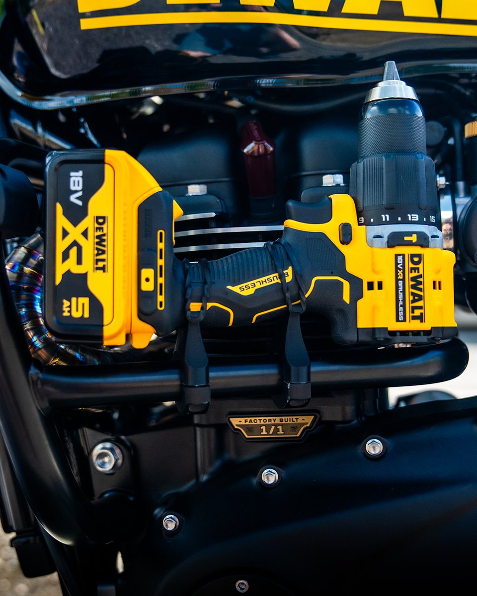 thorntonhundred's tweet image. How many hidden details can you spot on the ultimate all-terrain DEWALT Bobber? Drop your finds in the comments.

Watch the full build video here: bit.ly/4kneA1y 

#thorntonhundredmotorcycles #thorntonhundred #bobber #bespoke #motorcycle #triumph #dewalt