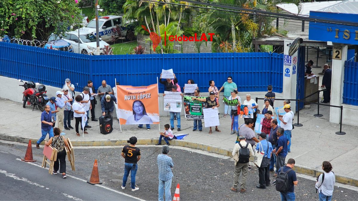 #ÚltimaHora 🇸🇻 Hoy se realiza la audiencia inicial contra la defensora de derechos humanos Ruth López en #ElSalvador. Familiares y organizaciones denuncian detención arbitraria y persecución política
📷Gerson Nájera