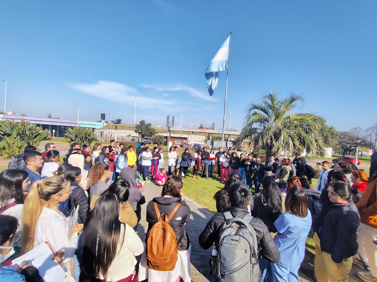 Los residentes del Hospital Posadas en asamblea rechazaron el bono de $300 mil por única vez y mantienen el paro sin guardias para el martes 10 de junio si el gobierno no atiende todos sus reclamos 👇🏻