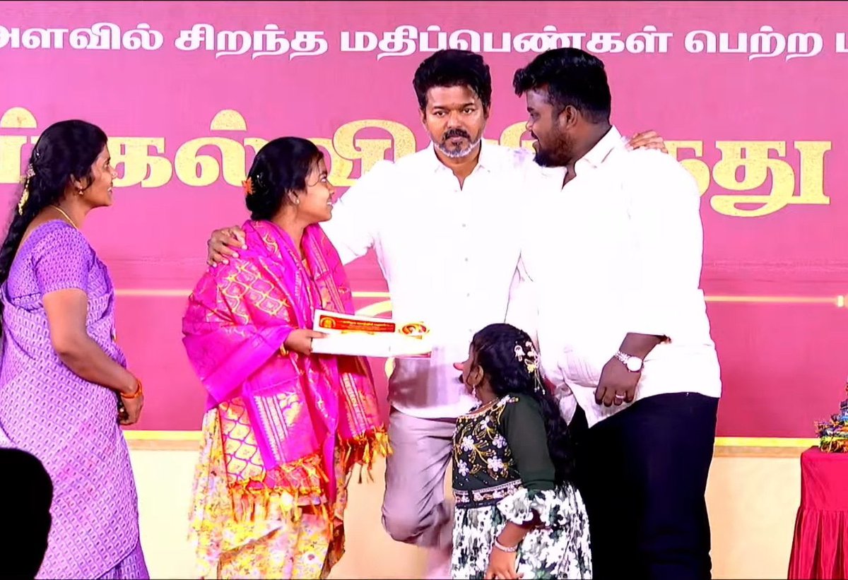 இன்னைக்கு தளபதி இவ்ளோ பெரிய உயரத்துல இருக்காருனா அதுக்கு Main Reason அவரோட இந்த Commitment தா.

Once Commit ஆயிட்டா அதுல தன்னோட 100% effort போடாம பின்வாங்கமாட்டாரு.

இந்த மாதிரி இருக்க ஒரு மனுஷனுக்கு வெற்றிங்கறது கண்டிப்பா கிடச்சே தீரும்.

விஜய் = வெற்றி 🕊

<a href="/TVKVijayHQ/">TVK Vijay</a>