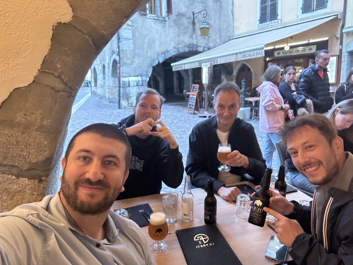 Beetle_SEO's tweet photo. La team seo de voyage privé est dans la place #annecyweb https://t.co/mxX88mkHxG