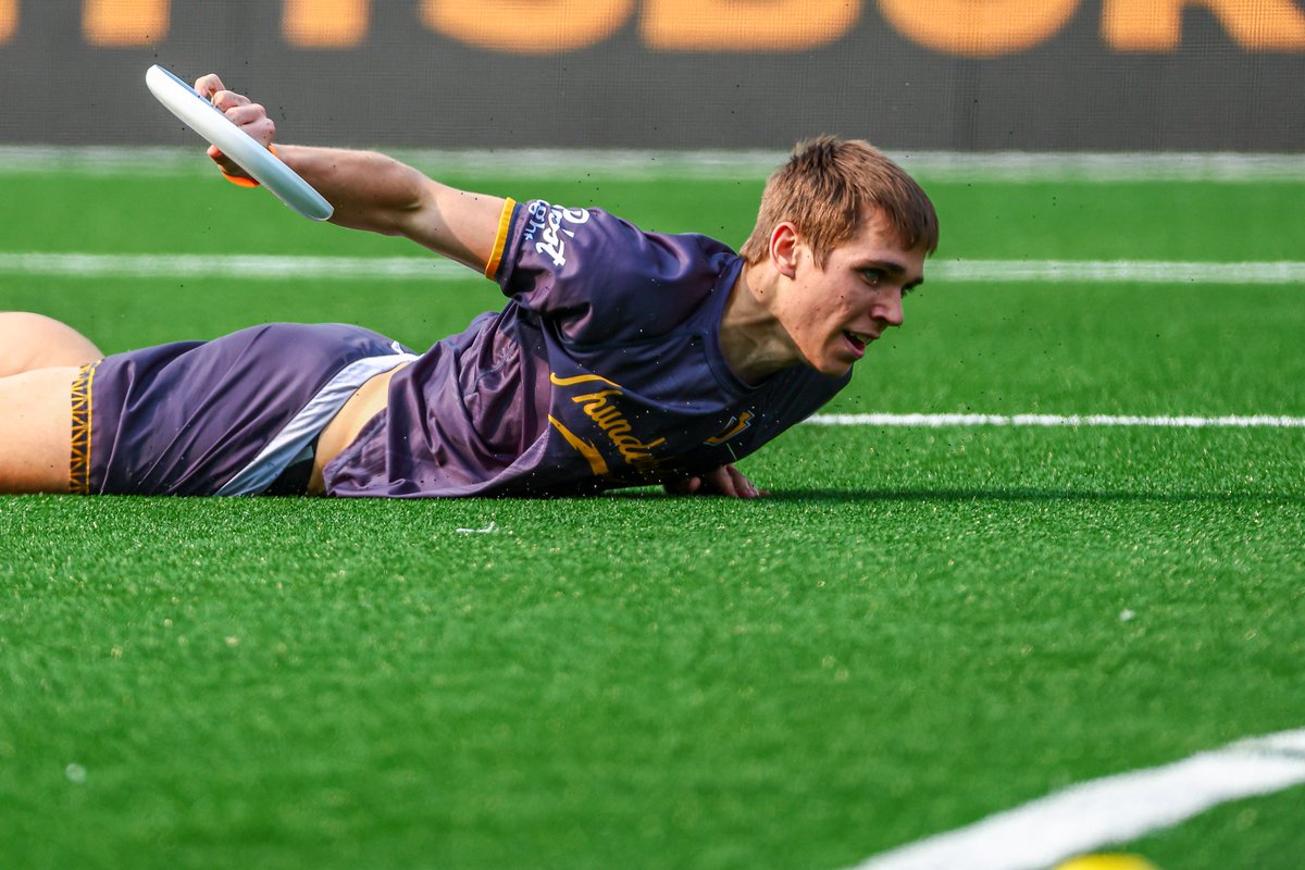 📸 What an incredible job by our photographer Jeff Gamza (<a href="/jgamza/">Jeff Gamza 📷</a>) capturing Reid Duncan's full extension layout score vs Carolina!