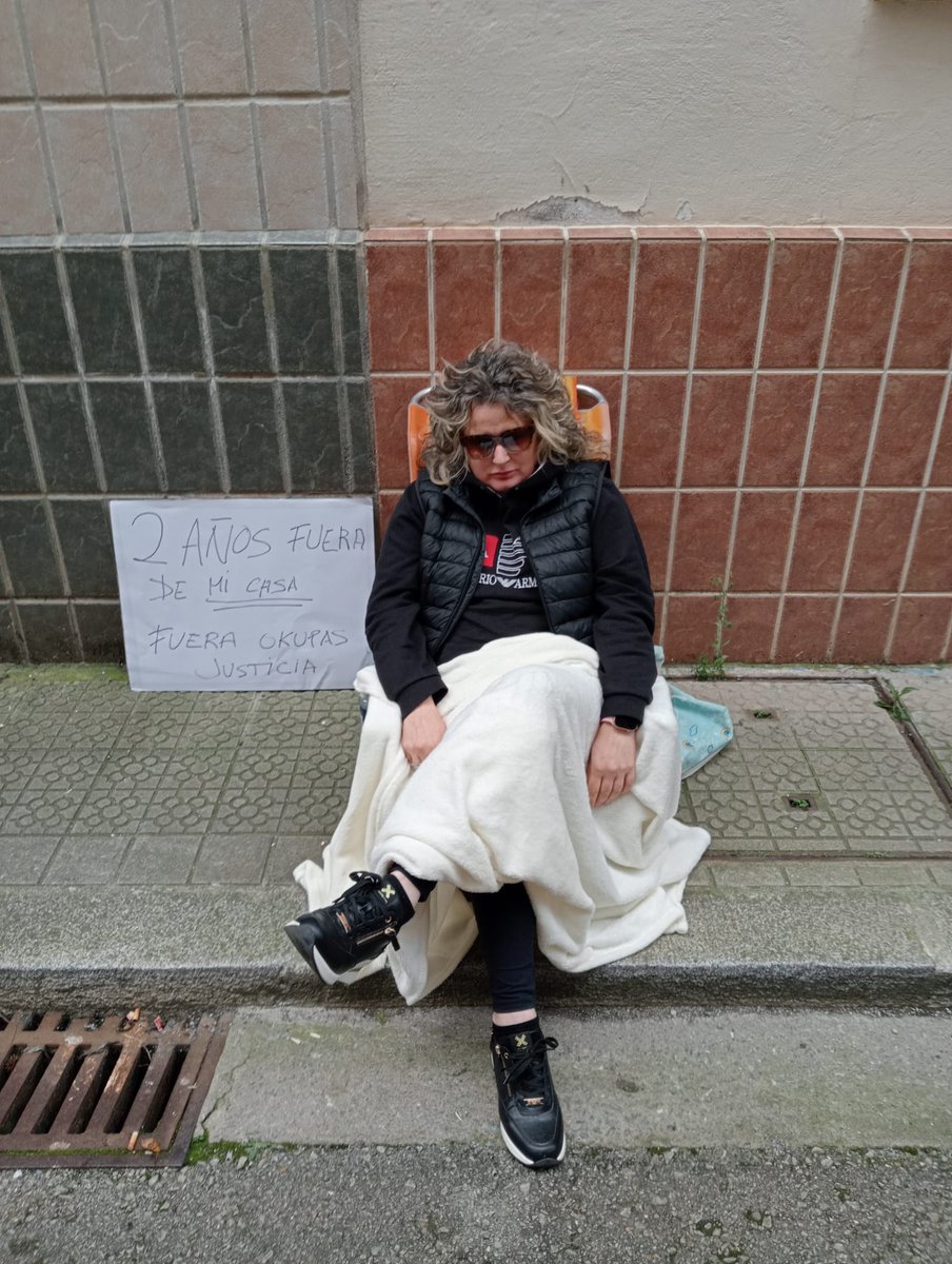 Ana lleva dos años arruinada sin poder entrar a su casa por unos okupas. Ya no puede más y se ha plantado en su puerta para exigir justicia. Ana está en Bermeo, Vizcaya, mientras <a href="/DenisItxaso/">Denis Itxaso</a> sigue en su despacho ignorando y vetando a las víctimas #leyantiocupas ¿nos ayudas a